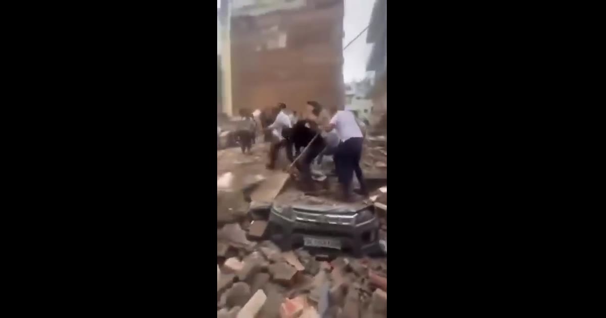 दिल्ली: साउथ कैंपस के पास सत्य निकेतन में इमारत गिरने से हड़कंप, छात्रों के मलबे में दबे होने की आशंका