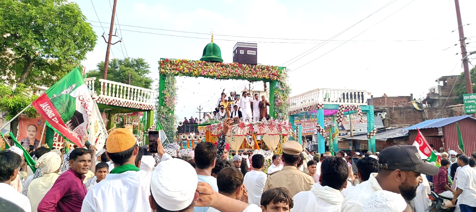 हर्षोल्लास के साथ मनाया गया ईद मिलादुन्नबी का पर्व, सुरक्षा में मुस्तैद रहा पुलिस-प्रशासन रवायती अंदाज में निकला जुलूस-ए-मोहम्मदी, गूंजे नारे और कसीदे डुमरियागंज, सिद्धार्थनगर। बारह रबी अव्वल यानी ईद मिलादुन्नबी बुधवार को डुमरियागंज तहसील क्षेत्र में पारंपरिक एवं रवायती अंदाज में हर्षोल्लास के साथ मनाया गया। इस अवसर पर निकाला गया जुलूस-ए-मोहम्मदी आकर्षण का मुख्य केंद्र रहा। जुलूस के दौरान पैगंबर हजरत मुहम्मद साहब की शान में कसीदे पढ़े गए और धार्मिक नारों से पूरा क्षेत्र गूंज उठा। ईद मिलादुन्नबी को लेकर मंगलवार की रात से ही क्षेत्र की मस्जिदों, मदरसों और प्रमुख मार्गों को आकर्षक रोशनी से सजाया गया था। डुमरियागंज के टड़वा, जबजौवा, सिकहरा, बिथरिया, मदरसा गरीब नवाज और बैदौला चौराहे सहित कई स्थानों पर विशेष सजावट की गई। जगह-जगह मिलाद का आयोजन कर पैगंबर हजरत मुहम्मद साहब की शान में कसीदे पढ़े गए। बुधवार सुबह से ही जुलूस में शामिल होने के लिए बड़ी संख्या में लोग विभिन्न स्थानों पर जुटने लगे। सैकड़ों वाहनों को फूलों से आकर्षक ढंग से सजाया गया था।