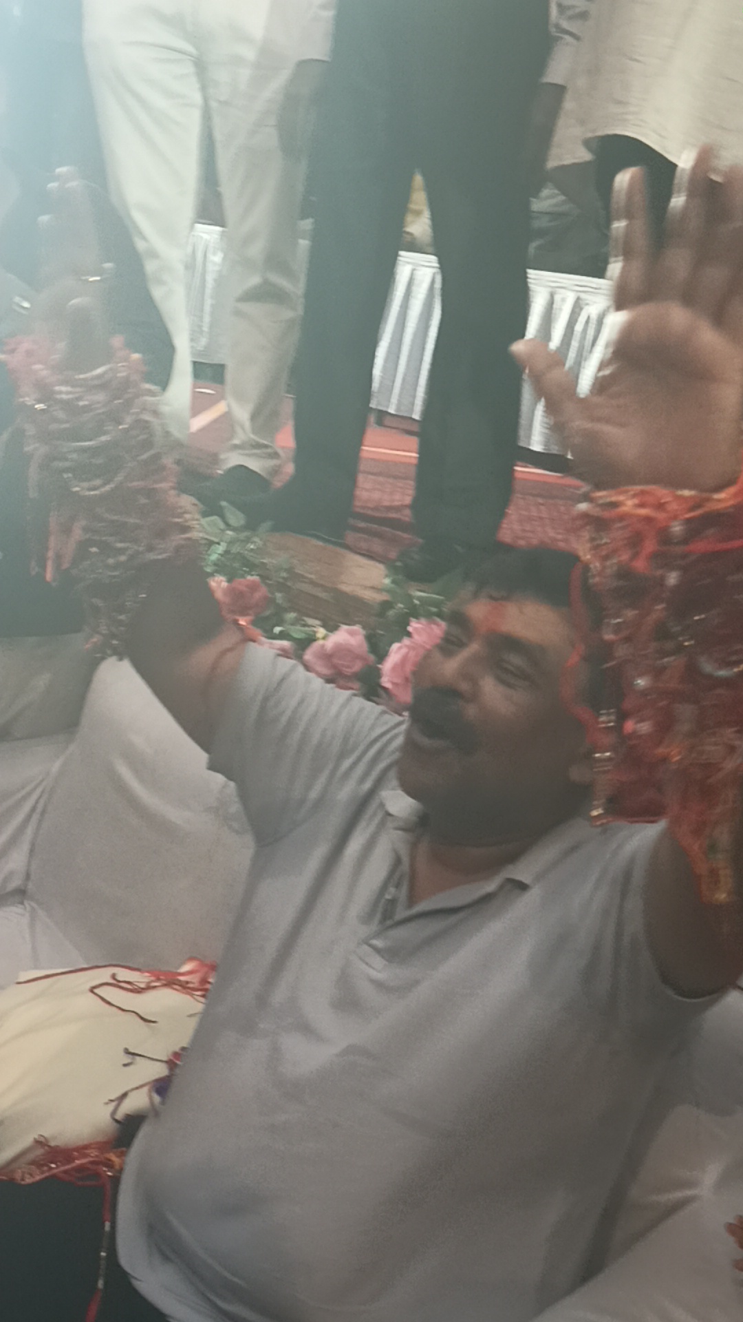 उन्नाव में शक्ति वंदन रक्षा महोत्सव, एक हजार से ज्यादा महिलाओं ने लिया हिस्सा, महिला सम्मान, विधायक हुए मिल उन्नाव निराला प्रेक्षागृह में गुरुवार दोपहर शक्ति वंदन रक्षा महोत्सव का आयोजन किया गया। सदर विधायक पंकज गुप्ता की ओर से आयोजित कार्यक्रम में एक हजार से अधिक महिलाओं ने सहभागिता की। बड़ी संख्या में महिलाओं की मौजूदगी से प्रेक्षागृह परिसर में उत्सव जैसा माहौल रहा। कार्यक्रम में महिला सम्मान, सुरक्षा और नारी शक्ति को लेकर जागरूकता का संदेश दिया गया।