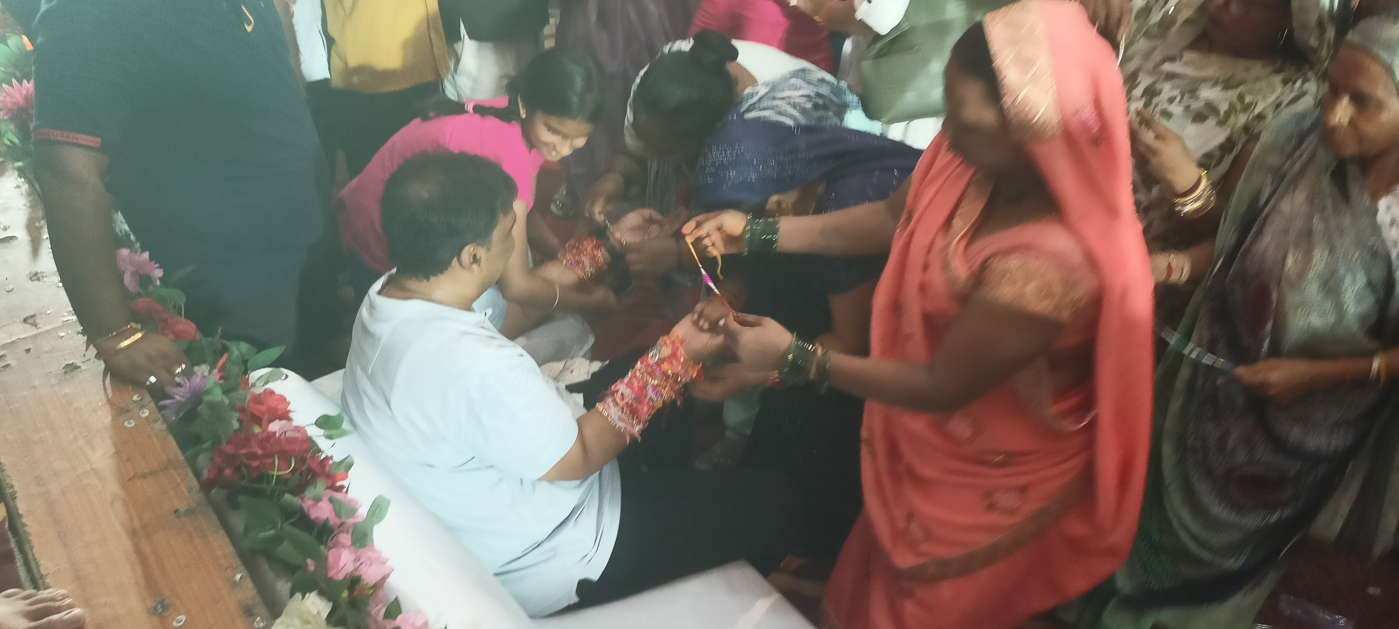 उन्नाव में शक्ति वंदन रक्षा महोत्सव, महिलाओं ने बढ़-चढ़कर लिया हिस्सा उन्नाव के निराला प्रेक्षागृह में गुरुवार को सदर विधायक पंकज गुप्ता की ओर से शक्ति वंदन रक्षा महोत्सव का आयोजन किया गया। कार्यक्रम में एक हजार से अधिक महिलाओं ने सहभागिता की। महिला सम्मान, सुरक्षा और नारी सशक्तीकरण को लेकर जागरूकता का संदेश दिया गया। इस दौरान भाजपा जिलाध्यक्ष अनुराग अवस्थी, विधायक विमल द्विवेदी समेत कई पार्टी पदाधिकारी मौजूद रहे। वक्ताओं ने महिलाओं को आत्मनिर्भर बनने और अपने अधिकारों के प्रति जागरूक रहने के लिए प्रेरित किया। कार्यक्रम स्थल पर महिलाओं की भारी भीड़ को देखते हुए सुरक्षा और व्यवस्थाओं के विशेष इंतजाम किए गए थे। कार्यक्रम शांतिपूर्ण ढंग से संपन्न हुआ।
