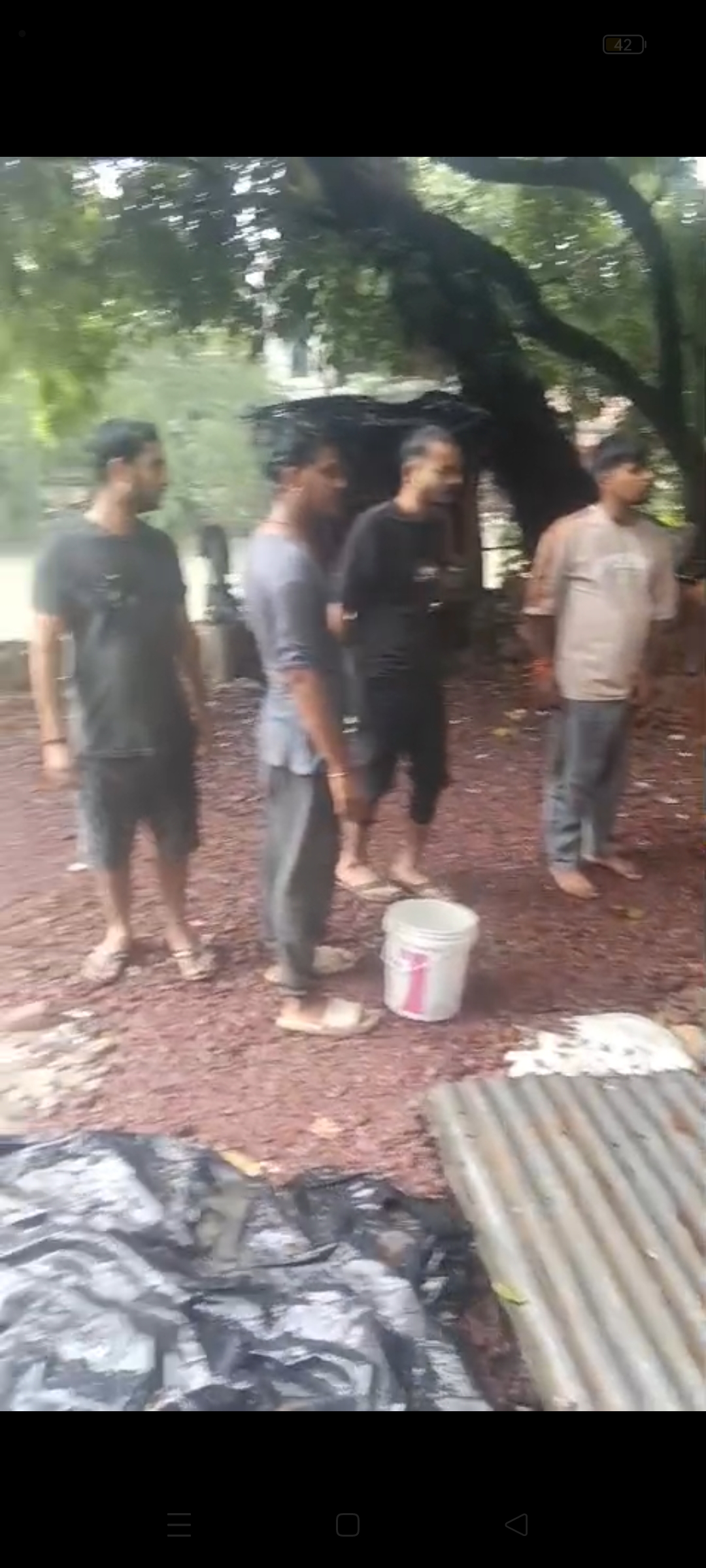 8 साल से खुदा पड़ा नाला बना मुसीबत, हादसों के बाद भी जिम्मेदार बेखबर उन्नाव। शहर के मोहल्ला गांधी नगर, वार्ड नंबर 24 में नहर पटरी स्थित नाला पिछले करीब आठ वर्षों से खुदा पड़ा होने के कारण लोगों के लिए मुसीबत बना हुआ है। स्थानीय लोगों का आरोप है कि लंबे समय से नाले का निर्माण अधूरा पड़ा है, जिससे आवागमन में परेशानी के साथ हादसों का खतरा बना रहता है। लोगों के मुताबिक कई बार हादसे होने के बावजूद जिम्मेदार अधिकारियों की ओर से समस्या के स्थायी समाधान की दिशा में कोई ठोस कदम नहीं उठाया गया। बारिश के दिनों में स्थिति और गंभीर हो जाती है। स्थानीय लोगों ने प्रशासन से नाले का निर्माण जल्द पूरा कराने और सुरक्षा के इंतजाम किए जाने की मांग की है।