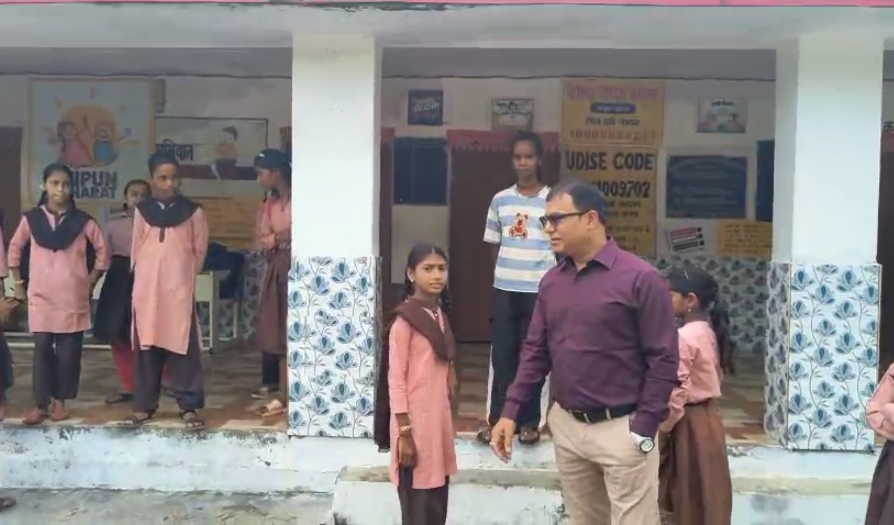 उन्नाव में DIOS के निरीक्षण में स्कूल से सभी शिक्षक गायब उन्नाव के बिछिया ब्लॉक स्थित उच्च प्राथमिक विद्यालय नेवरना में गुरुवार सुबह DIOS सुनील दत्त के औचक निरीक्षण में सभी छह शिक्षक गैरहाजिर मिले। स्कूल पहुंचे बच्चों ने बताया कि प्रधानाध्यापक श्रीनाथ ने छात्र सनी को चाबी देकर जल्दी स्कूल खोलने के लिए कहा था। निरीक्षण के दौरान करीब 8:30 बजे तक मुख्य गेट, प्रधानाध्यापक कक्ष और रसोई बंद मिले, जबकि बच्चे परिसर में मौजूद थे। एक छात्रा ने स्कूल में 100 से अधिक बच्चों के होने की बात कही। कुछ बच्चों ने रास्तों में जलभराव के कारण शिक्षकों के नहीं पहुंचने की बात बताई। DIOS ने मामले की जानकारी BSA शैलेश कुमार पाण्डेय को दी। BSA ने जांच के बाद कार्रवाई की बात कही है।