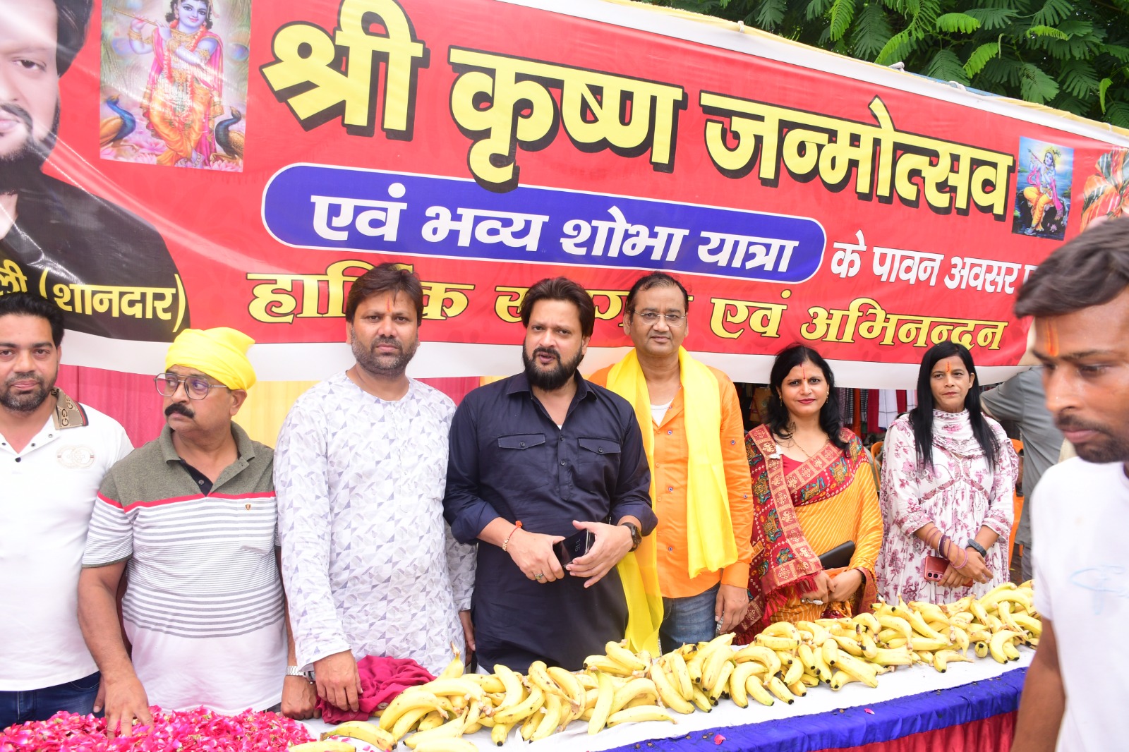 उन्नाव में श्रीकृष्ण जन्माष्टमी के अवसर पर निकली भव्य शोभायात्रा का आईबीपी चौराहे पर मुस्लिम समाज के लोगों ने जोरदार स्वागत किया। असीम अली शानदार के नेतृत्व में लोगों ने शोभायात्रा में शामिल श्रद्धालुओं पर फूल बरसाए और भगवान श्रीकृष्ण की झांकी का अभिनंदन किया। जय श्रीकृष्ण के जयकारों के बीच दोनों समुदायों के लोगों में आपसी भाईचारा और सौहार्द देखने को मिला। लोगों ने एक-दूसरे को शुभकामनाएं दीं और उत्साह के साथ यात्रा का स्वागत किया। यह नजारा उन्नाव की गंगा-जमुनी तहजीब और सामाजिक एकता की खूबसूरत मिसाल बन गया। इसके बाद शोभायात्रा अपने निर्धारित मार्ग से आगे बढ़ी।