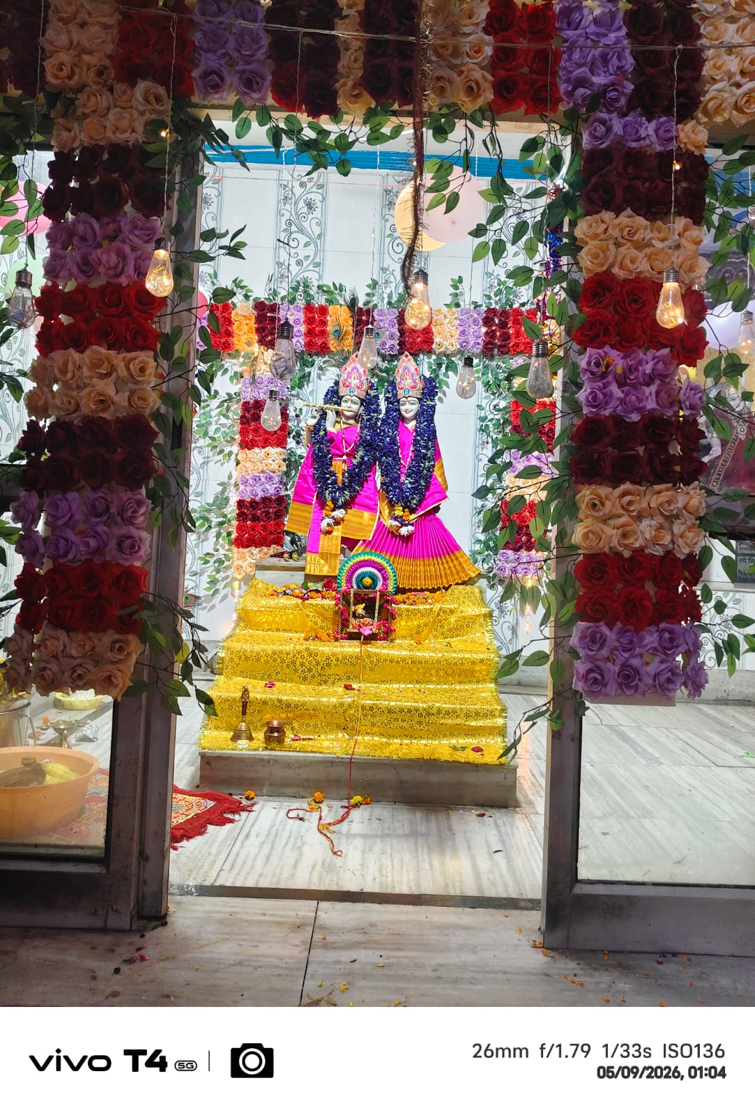 उन्नाव। लखनऊ-कानपुर बाईपास पर स्थित पूर्णा देवी धाम में श्रीकृष्ण जन्माष्टमी का पर्व श्रद्धा और उल्लास के साथ धूमधाम से मनाया गया। मंदिर परिसर को आकर्षक ढंग से सजाया गया, जहां भगवान श्रीकृष्ण के बाल स्वरूप लड्डू गोपाल को विशेष रूप से सजाए गए झूले पर विराजमान किया गया। जन्माष्टमी के अवसर पर मंदिर में पहुंचे श्रद्धालुओं ने लड्डू गोपाल के दर्शन कर सुख-समृद्धि की कामना की। भक्ति गीतों और जयकारों से मंदिर परिसर भक्तिमय वातावरण में सराबोर रहा। इस दौरान मंदिर के पुजारी दिवाकर और मोहित ने विधि-विधान से भगवान श्रीकृष्ण की पूजा-अर्चना की और धार्मिक अनुष्ठान संपन्न कराए। श्रद्धालुओं ने झूले पर विराजमान लड्डू गोपाल के दर्शन कर प्रसाद ग्रहण किया। देर तक मंदिर परिसर में जन्माष्टमी की रौनक बनी रही। आयोजन में क्षेत्र के श्रद्धालुओं ने बढ़-चढ़कर हिस्सा लिया और भगवान श्रीकृष्ण के जन्मोत्सव को हर्षोल्लास के साथ मनाया।