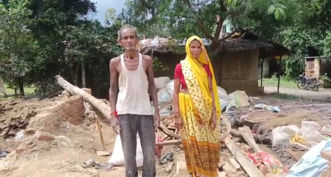 बारिश में कच्चा मकान गिरने से परिवार बेघर, सहायता की मांग उन्नाव के हसनगंज तहसील क्षेत्र के ग्राम पंचायत आशा खेड़ा के मजरा मिश्रपुर निवासी विपिन कुमार का कच्चा मकान लगातार बारिश के चलते भरभराकर गिर गया। मकान गिरने से परिवार बेघर हो गया और उनके सामने रहने का संकट खड़ा हो गया है। पीड़ित ने प्रशासन से आर्थिक सहायता और आवास की मांग की है। तहसीलदार हसनगंज ने लेखपाल से रिपोर्ट मंगाकर जांच के बाद नियमानुसार मदद दिलाने का आश्वासन दिया है।