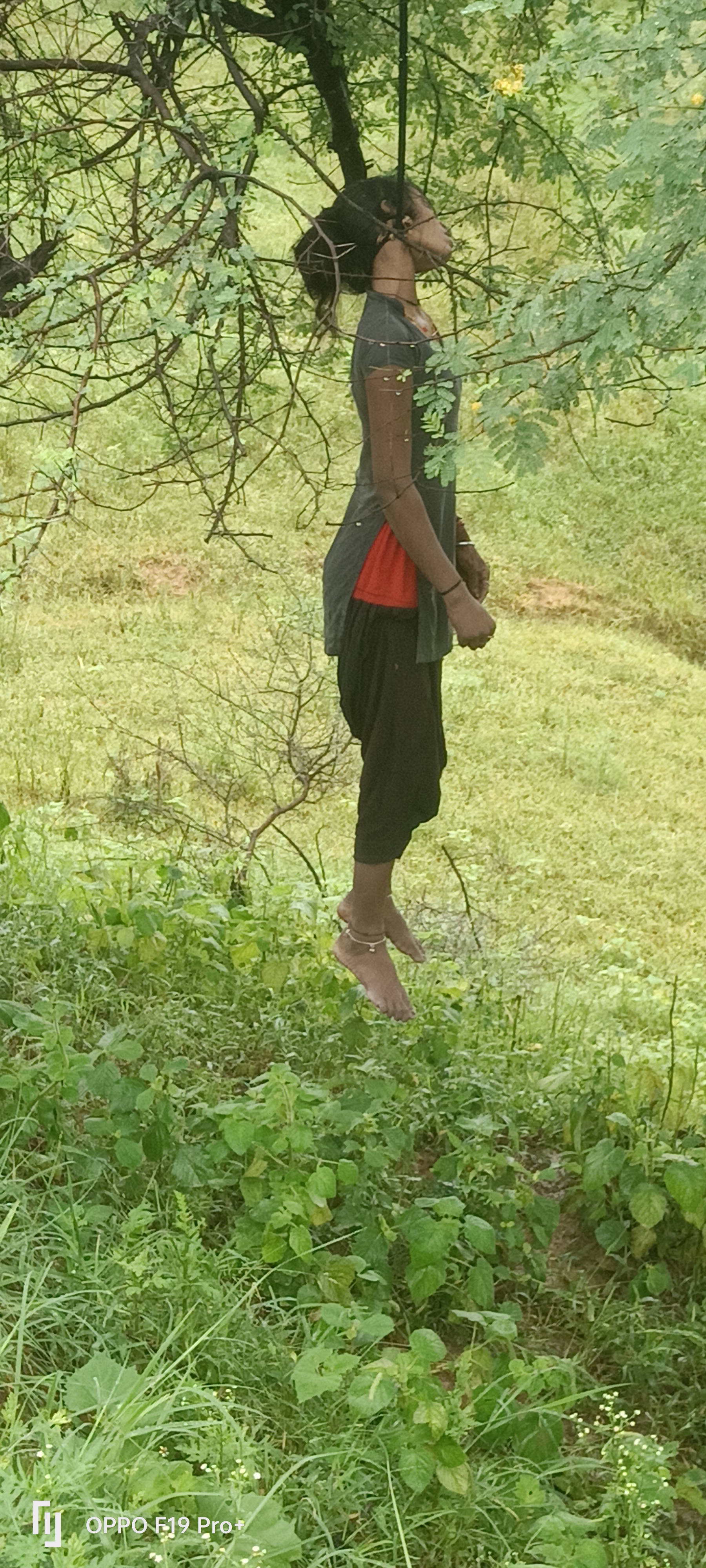 Mere gaon mein ghatna fansi lagakar death Ho Gai Thi kuchh nahin tanav ho gaya tha Puri baat jankari pakki nahin Hai to usi ka kam kurukshetra uska gussa de raha hun pita ka Naam tha ladki ka sath mein avkash tha aapko Mata ka naam mujhe kisi ko pata nahin Rakha gaya hai Jo cast tha uska naam tha Agrawal aur uska bhi Naam likh Rakha gaya hai