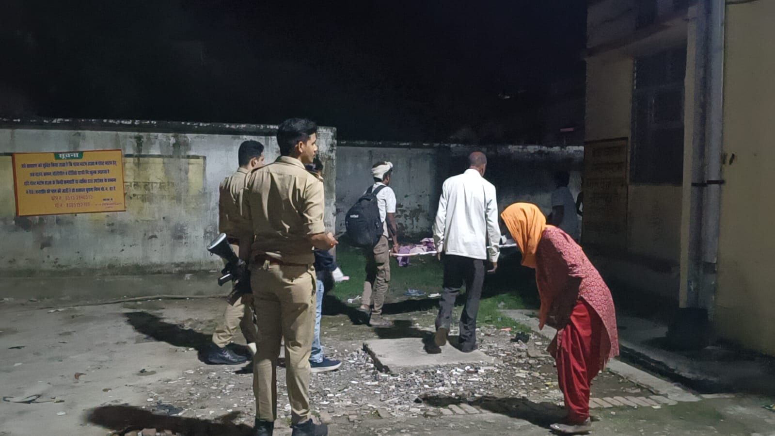 जमीनी विवाद में मासूम की मौत, गांव में मचा कोहराम उन्नाव के बांगरमऊ में जमीनी विवाद को लेकर दो सगे भाइयों के परिवारों में मारपीट हो गई। लाठी-डंडे चलने के दौरान बीच-बचाव करने पहुंची 8 वर्षीय रेशमा के सिर में चोट लग गई। गंभीर हालत में इलाज के दौरान बच्ची की मौत हो गई। पुलिस ने जांच शुरू कर एक आरोपी को हिरासत में लिया है।