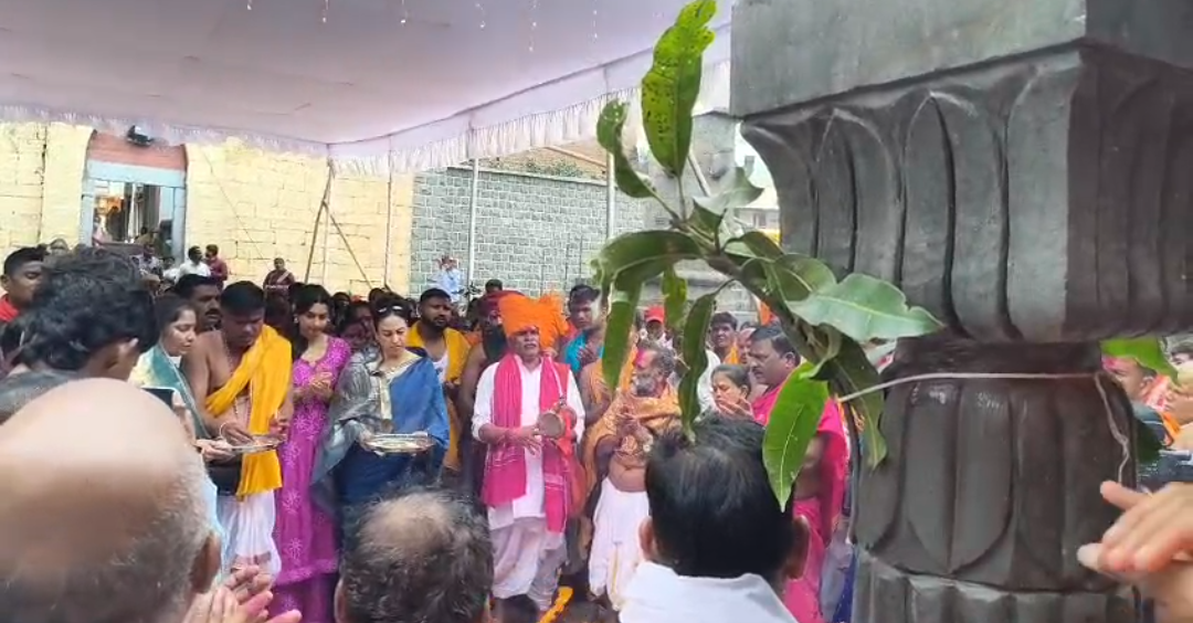 भक्ति का सागर! औंध मंदिर में होम हवन! श्रीमंत गायत्रीदेवी पंतप्रतिनिधि द्वारा यमई माता की आरती ज्योतिबा यमई माता का अनूठा आगमन समारोह! हजारों भक्तों की उपस्थिति में औंध में होम हवन और महाप्रसाद... सतारा जिले के ऐतिहासिक औंध संस्थान में स्थित प्रसिद्ध और प्राचीन यमई माता मंदिर में होम हवन कार्यक्रम का आयोजन किया गया। कई वर्षों से, महाराष्ट्र और कर्नाटक के अनगिनत भक्तों के लिए एक पवित्र स्थान, ज्योतिबा, कोल्हापुर से पैदल (पालकी) यात्रा करके औंध स्थित यमई माता के दर्शन के लिए जाती रही हैं, और हजारों भक्तों की उपस्थिति में सात दिनों की यात्रा के बाद आज सुबह औंध के प्राचीन मंदिर पहुंचीं। इस अवसर पर, औंध संस्थान की प्रमुख श्रीमंत गायत्रीदेवी पंतप्रतिनिधि की उपस्थिति में हजारों भक्तों के सामने पालकी समारोह का स्वागत किया गया। इस अवसर पर विभिन्न कार्यक्रम आयोजित किए गए। होम हवन और पूजा के बाद, गणमान्य व्यक्ति गायत्री देवी पंतप्रतिनिधि द्वारा माता यमाई और ज्योतिबा देव की आरती की गई और एकत्रित सभी भक्तों को महाप्रसाद वितरित किया गया।