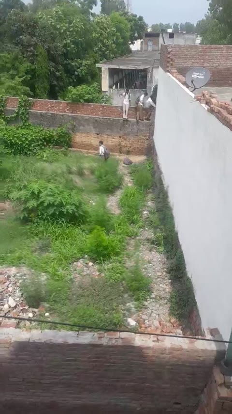 आज भी डी.सी. जैन इंटर कॉलेज, सरसावा की दीवार फांदकर बाहर निकले छात्र, सुरक्षा व्यवस्था पर सवाल सरसावा (सहारनपुर), 25 जुलाई 2026। आज सुबह 10:30 बजे से 11:30 बजे के बीच डी.सी. जैन इंटर कॉलेज, सरसावा के कुछ छात्र विद्यालय की पिछली दीवार फांदकर बाहर निकलते हुए दिखाई दिए। घटना की तस्वीरें सामने आने के बाद सुरक्षा व्यवस्था पर सवाल उठने लगे हैं। स्थानीय लोगों का कहना है कि इस तरह की घटनाएं पहले भी कई बार हो चुकी हैं। उन्होंने विद्यालय प्रशासन से सुरक्षा व्यवस्था मजबूत करने और छात्रों पर कड़ी निगरानी रखने की मांग की है, ताकि भविष्य में ऐसी घटनाओं की पुनरावृत्ति न हो। समाचार लिखे जाने तक विद्यालय प्रशासन की ओर से इस मामले में कोई आधिकारिक प्रतिक्रिया सामने नहीं आई थी। ✍️ रिपोर्टर: शुभम कुमार कश्यप Global News Press सरसावा, सहारनपुर (उत्तर प्रदेश)