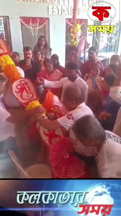 *পূর্বপুটিয়ারী ফ্রেন্ডস্ ইলেভেনের ৭৫তম শারদীয়ার খুঁটি পুজোয় পাপিয়া অধিকারী*